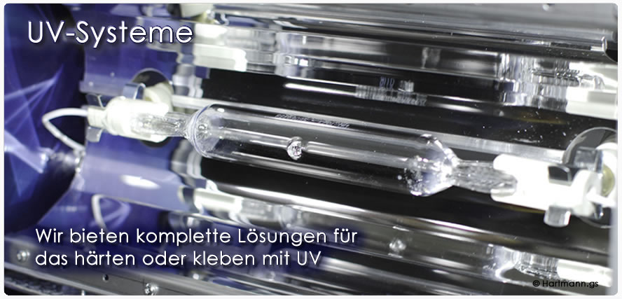 UV-Systeme wie Fl�chenstrahler f�r rechteckige, quadratische und runde Fl�chen, Bandsysteme mit regelbarer Geschwindigkeit verschiedenen Breiten, H�hen und Leistungen, Handlampen mit optionalem Stativ universell einsetzbar, Bestrahlungsfelder f�r homogene Bestrahlung, optimal f�r die Glasverklebung, Bestrahlungskammern als Schubladensytem mit Shuttersystem und Timersteuerung, Punktstrahler mit unterschiedliche Lichtleitern und Leistungen, Sondermaschinen wie Lacktrockungssysteme, Shutter-/Blendensysteme, Prozess�berwachung, Kundenspezifisches UV-System