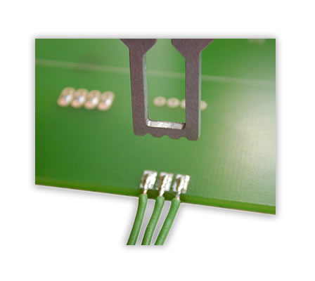 Soldering of single stranded wires on a PCB. 

Use of a profiled soldering bar for the optimal positioning of the stranded wires to the soldering pads and for an improved heat input compared with a flat soldering bar.

The profiling of the soldering bar is product-specific and, therefore, can be adapted to the respective wire cross section. 

There is an open choice of the number of profilings.

Profilings can be of different shapes and sizes. 

Cconductors with different cross sections can be soldered in just one process step.