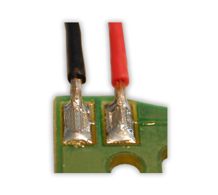 Soldering of single stranded wires on a PCB. 

Use of a profiled soldering bar for the optimal positioning of the stranded wires to the soldering pads and for an improved heat input compared to a flat soldering bar.

The profiling of the soldering bar is product-specific and, therefore, can be adapted to the respective wire cross section.

There is an open choice of the number of profilings.

Profilings can be of different shapes and sizes. Thus conductors with different cross sections can be soldered in just one process step.