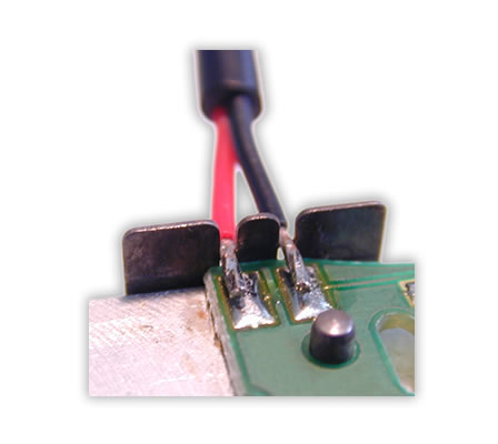 Soldering of single stranded wires on a PCB. 

Use of a profiled soldering bar for the optimal positioning of the stranded wires to the soldering pads and for an improved heat input compared to a flat soldering bar.

The profiling of the soldering bar is product-specific and, therefore, can be adapted to the respective wire cross section.

There is an open choice of the number of profilings. Profilings can be of different shapes and sizes.

Thus conductors with different cross sections can be soldered in just one process step.