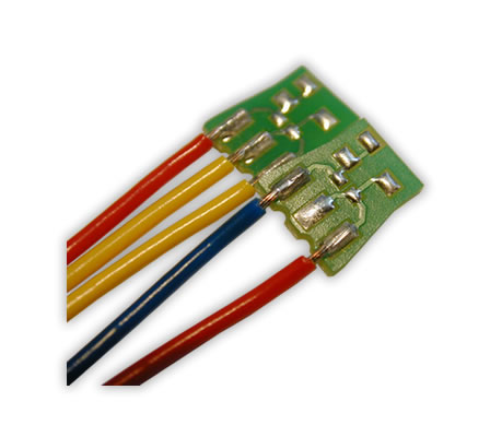 Soldering of single stranded wires on a PCB. 

Use of a profiled soldering bar for the optimal positioning of the stranded wires to the soldering pads and for an improved heat input compared to a flat soldering bar.

The profiling of the soldering bar is product-specific and, therefore, can be adapted to the respective wire cross section.

There is an open choice of the number of profilings. Profilings can be of different shapes and sizes.

Thus conductors with different cross sections can be soldered in just one process step.