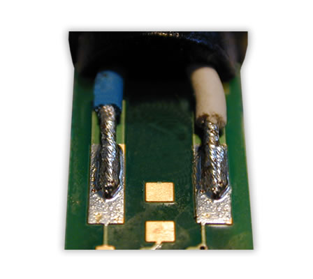 Soldering of single stranded wires on a PCB. 

Use of a profiled soldering bar for the optimal positioning of the stranded wires to the soldering pads and for an improved heat input compared to a flat soldering bar.

The profiling of the soldering bar is product-specific and, therefore, can be adapted to the respective wire cross section.

There is an open choice of the number of profilings. Profilings can be of different shapes and sizes.

Thus conductors with different cross sections can be soldered in just one process step.