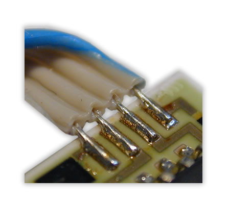 Soldering of a ribbon cable on an aluminium oxide PCB. 

Use of a profiled soldering bar for the optimal positioning of the stranded wires to the soldering pads and for an improved heat input compared to a flat soldering bar.

The profiling of the soldering bar is product-specific and, therefore, can be adapted to the respective wire cross section. There is an open choice of the number of profilings. 

Profilings can be of different shapes and sizes. Thus conductors with different cross sections can be soldered in just one process step.