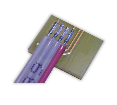 Soldering of a ribbon cable on a PCB. 

Use of a profiled soldering bar for the optimal positioning of the stranded wires to the soldering pads and for an improved heat input compared to a flat soldering bar.

The profiling of the soldering bar is product-specific and, therefore, can be adapted to the respective wire cross section. There is an open choice of the number of profilings.

Profilings can be of different shapes and sizes. 

Thus conductors with different cross sections can be soldered in just one process step.