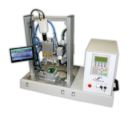 Heißsiegelsystem (Darstellung ohne Umhausung). 

Heißsiegeln ist der Prozess der elektrisch leitfähigen Kontaktierung von z.B. LCD Display und Leiterplatte.

Dabei kommen so genannte anisotrop leitfähige Klebstoffe (ACF) zum Einsatz. 

Die Besonderheit dieser ACF Materialien, ist die Leitfähigkeit die idealer weise auf die Z-Achse begrenz ist. 

Dieses Anlagenbeispiel zeigt einen Heißsiegelkopf über einem statisch angeordneten Werkstückträger der zu minimalen Ausrichtung in X und Y Achse fein eingestellt werden kann. 

Die über dem Produkt angebrachte Kamera liefert ein Bild der Fügepartner bzw. der Siegelstelle auf den Monitor. 

Die Bedienperson kann somit die eingelegten Komponenten auf Ihre korrekte Position hin überprüfen und nach erfolgter exakter Ausrichtung der Siegelstelle, den Prozess manuell starten. 

Der für den Heißsiegelprozess nötige anisotrop leitfähige Klebstoff (ACF) ist bereits lieferantenseitig auf dem Anschlusselement aufgebracht. 

Die Anlage ist für den arbeitssicheren Betrieb mit geeigneten Maßnahmen zu Umhausen.
